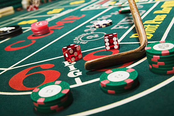 Featured Games section on keren777 showing live blackjack, roulette, and slot game tiles with category filters