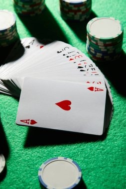 Live roulette table with professional dealer and multi-camera setup in keren777 studio